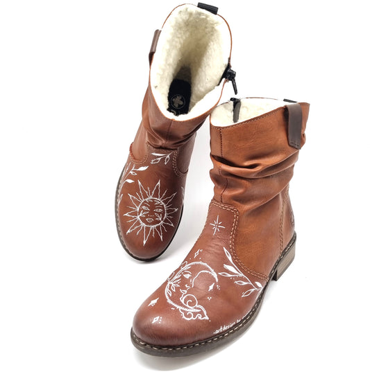 Tätowierte Frauen Stiefletten Sonne/Mond auf Anfrage