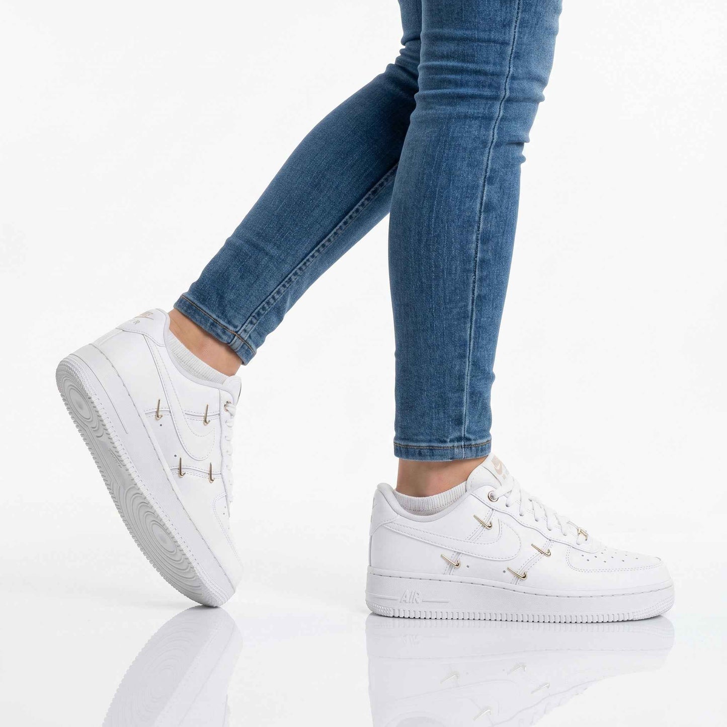 Nike Air Force 1 Low 07 LX - Gold Swooshes - Damen Sneakers Schuhe Weiß FV3654-111