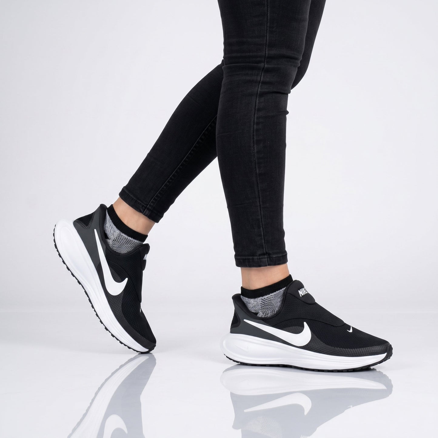 Nike Revolution 8 EasyOn - Damen Sneakers Sport Schuhe Schwarz HQ2415-001